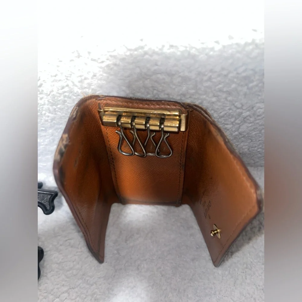 Louis Vuitton 4 Ring Key Holder - Picture 10 of 12